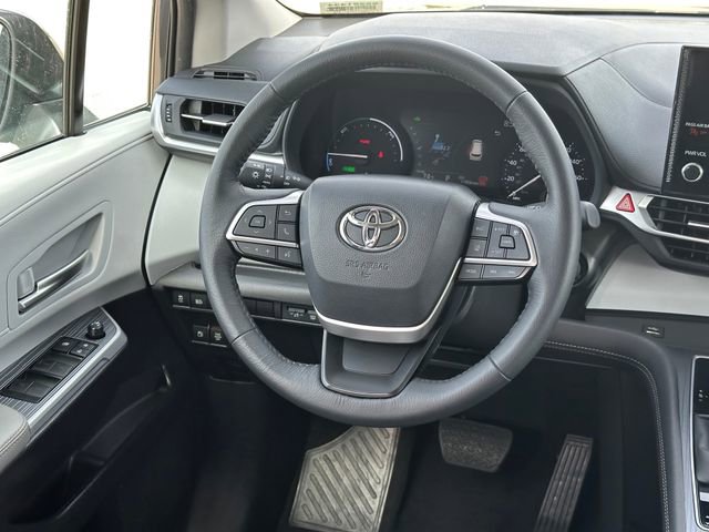 Used 2025 Toyota Sienna XLE image 25