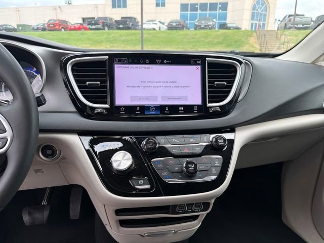 Used 2023 Chrysler Pacifica Touring-L image 37