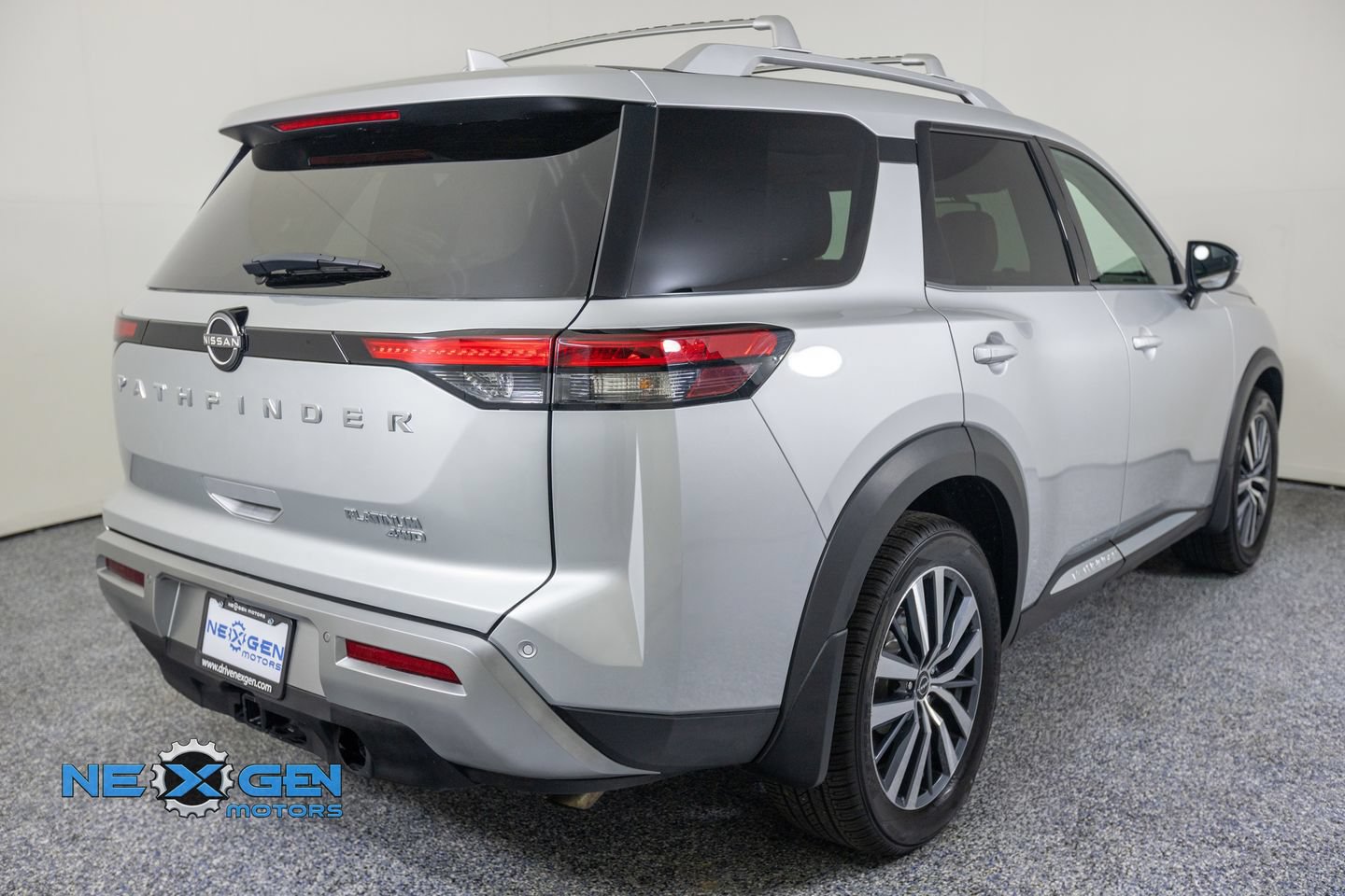 Used 2022 Nissan Pathfinder Platinum AWD/4WD image 7