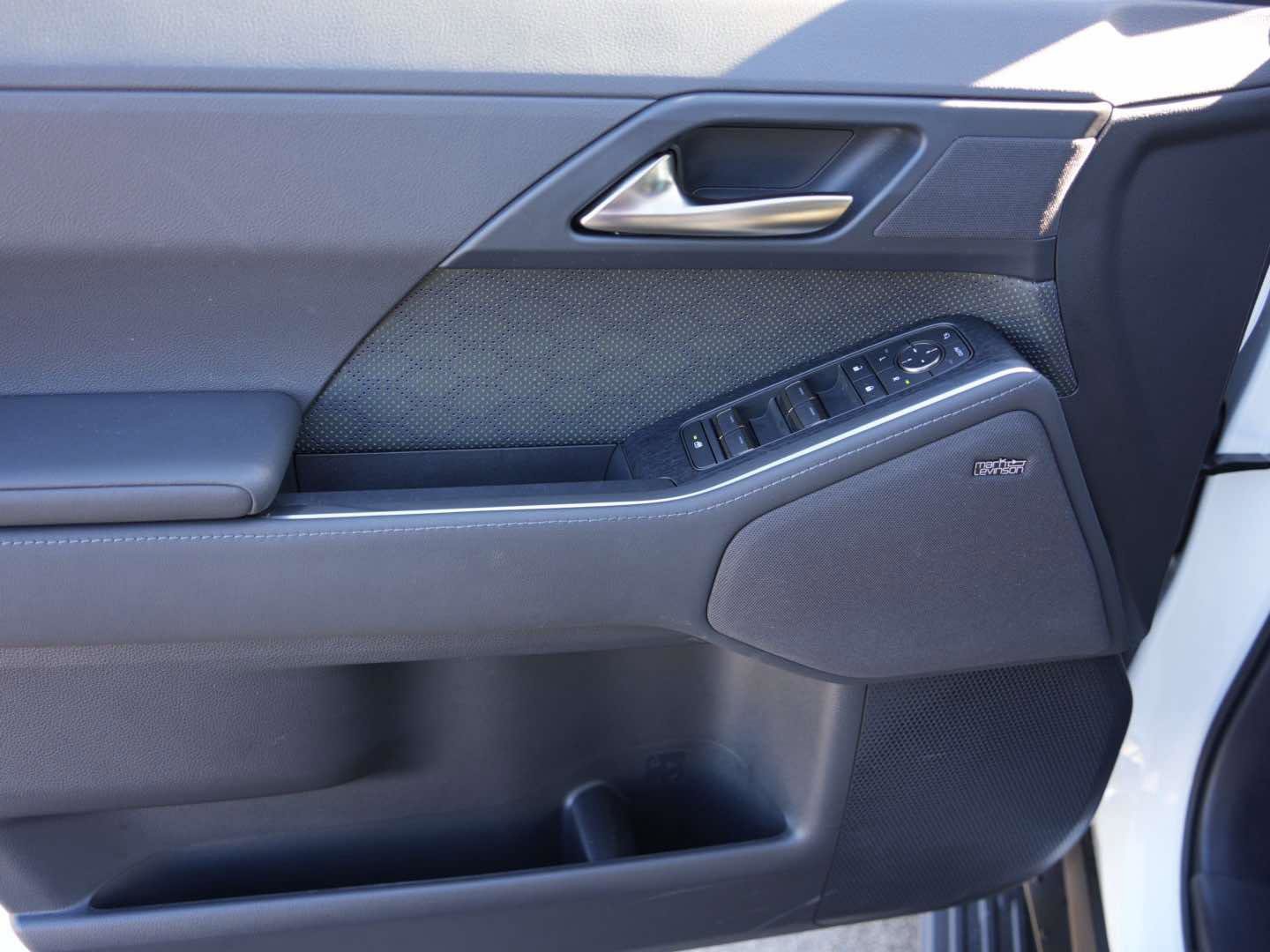 Used 2025 Lexus GX 550 w/ Accessory Package (CT) image 17