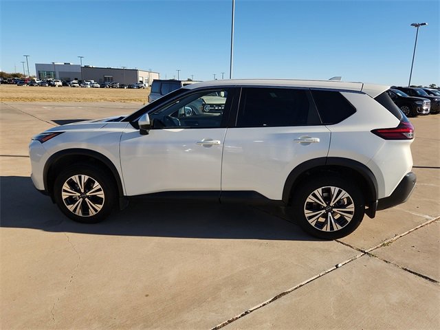 Used 2023 Nissan Rogue SV image 2