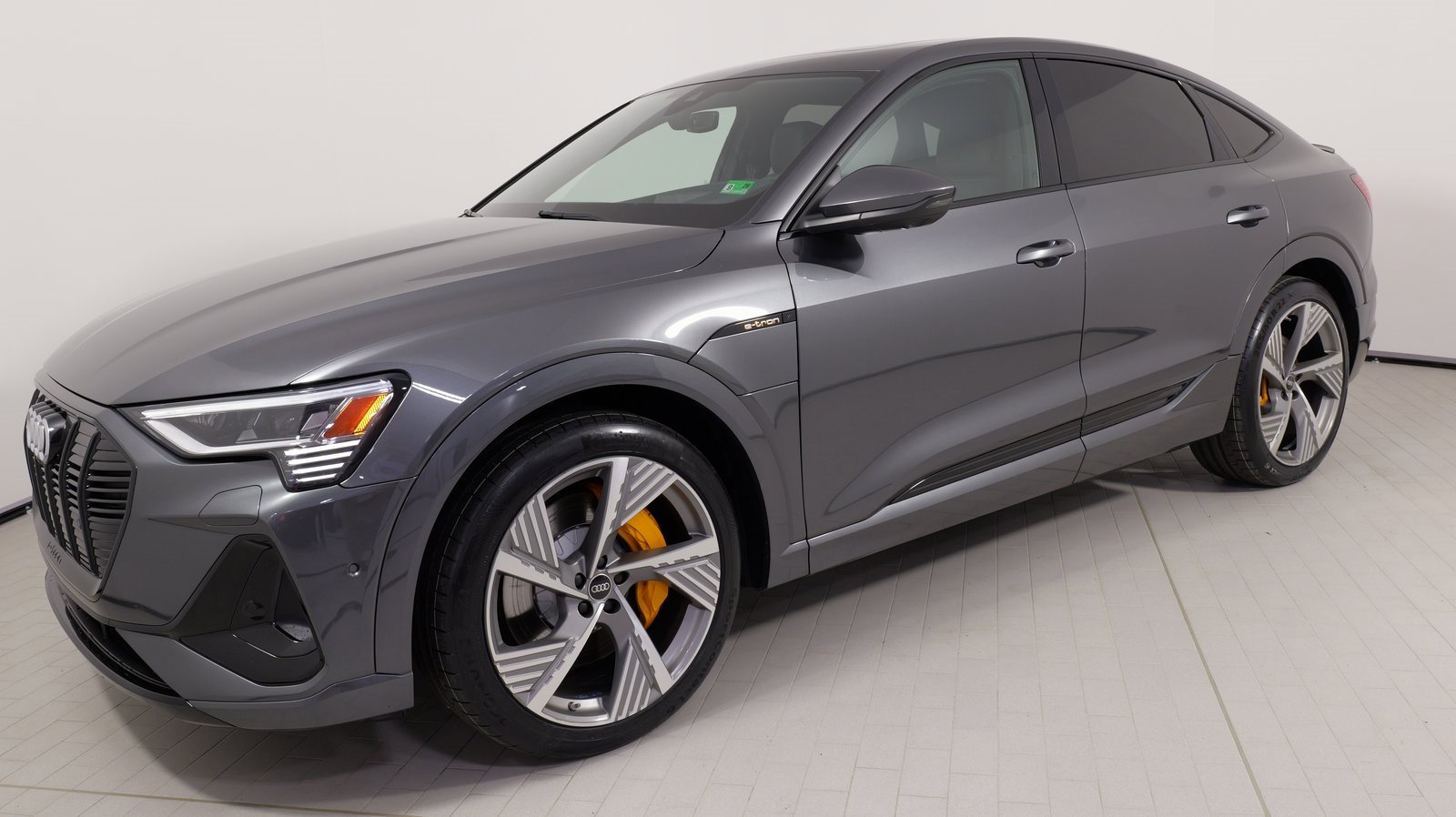 Used 2023 Audi e-tron Prestige w/ Prestige Package image 3