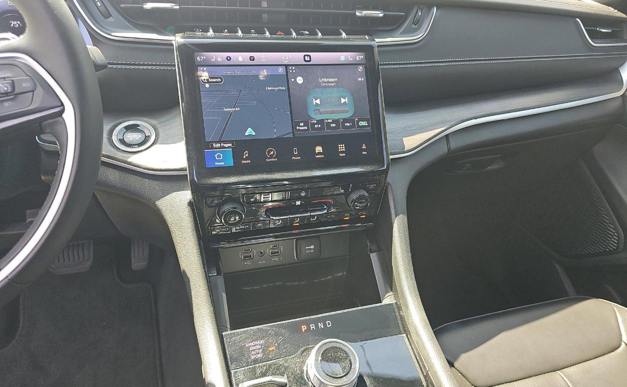 Used 2024 Jeep Grand Cherokee Limited w/ Black Appearance Package image 6