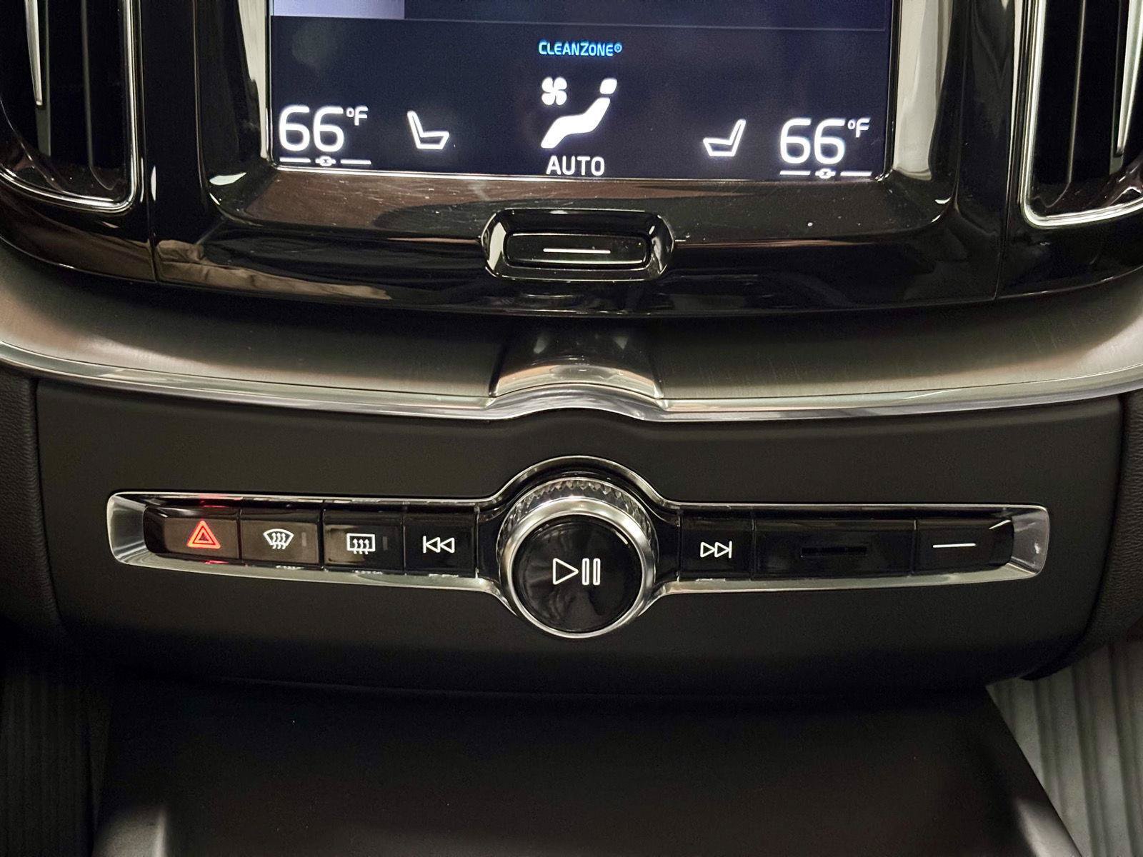 Used 2019 Volvo XC60 T5 Momentum w/ Multimedia Package AWD/4WD image 30