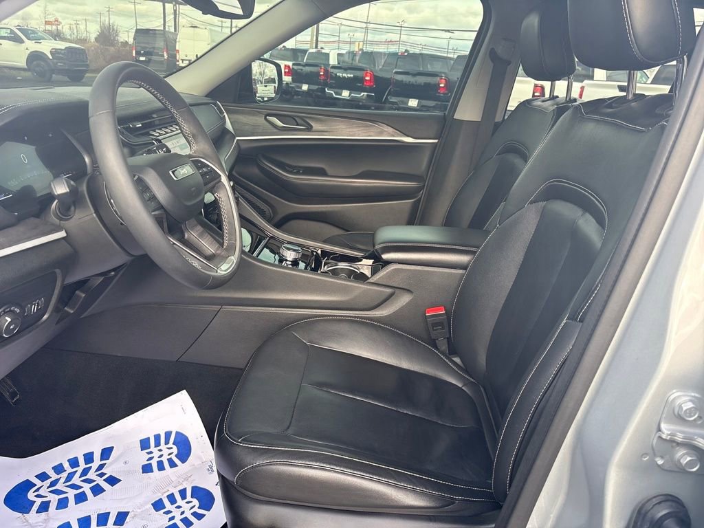 Certified 2023 Jeep Grand Cherokee Limited w/ Black Appearance Package image 11