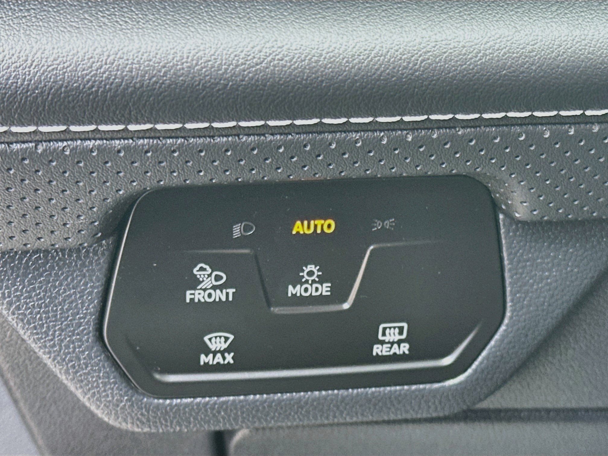 Used 2024 Volkswagen Atlas SE AWD/4WD image 16