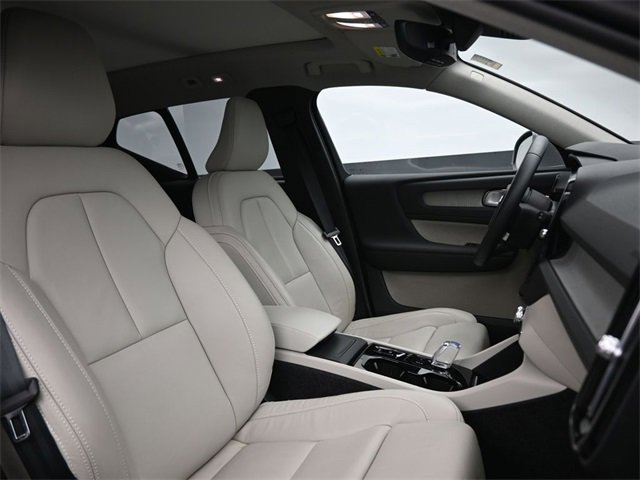 Used 2024 Volvo XC40 B5 Plus image 33