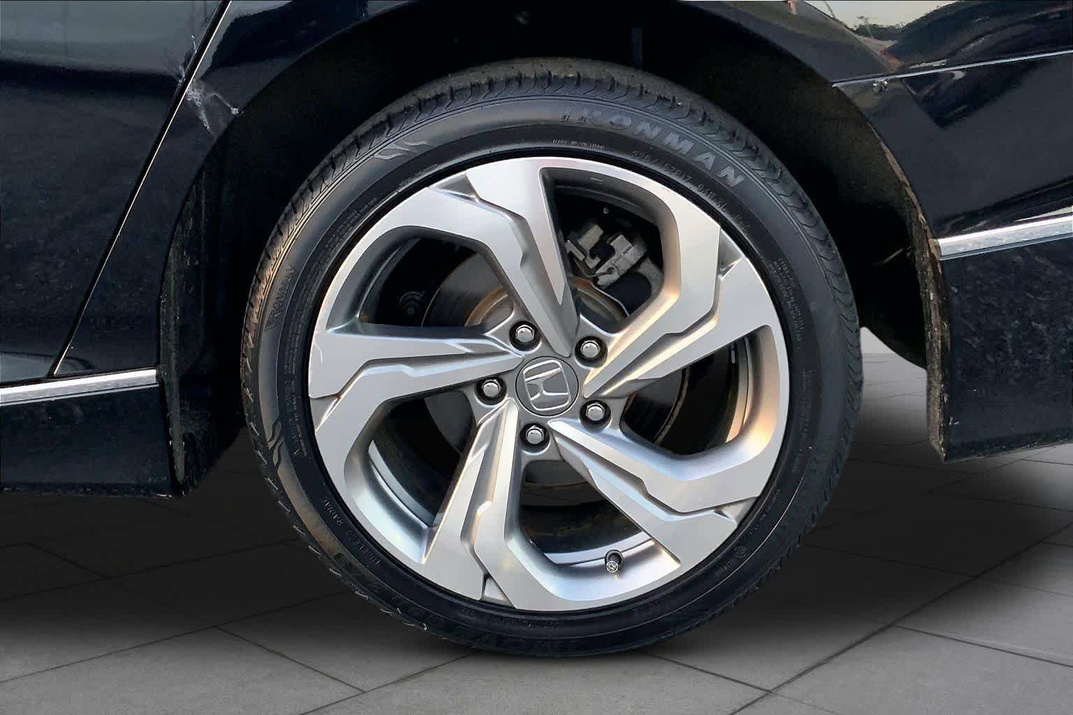 Used 2018 Honda Accord EX image 11