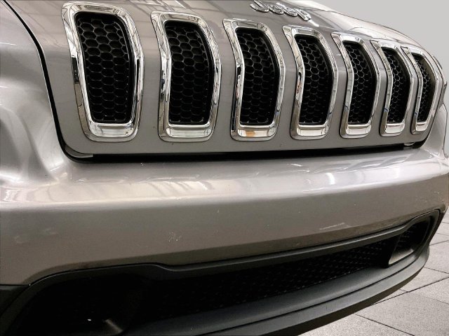 Used 2018 Jeep Cherokee Latitude w/ Cold Weather Group AWD/4WD image 30