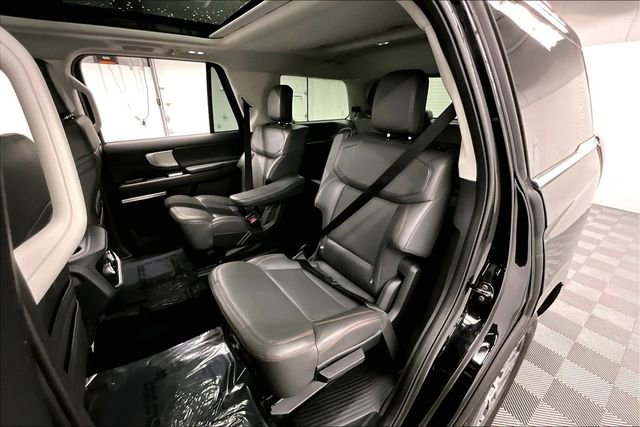 Used 2025 Ford Expedition Active image 24