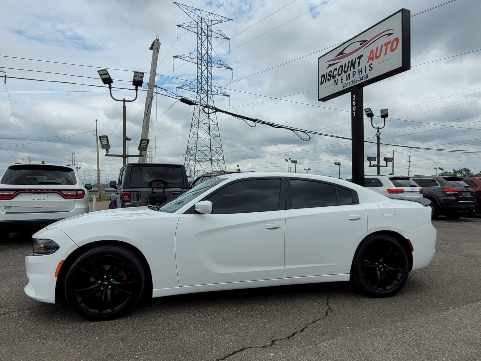 Used 2017 Dodge Charger SE w/ Blacktop Package RWD image 2