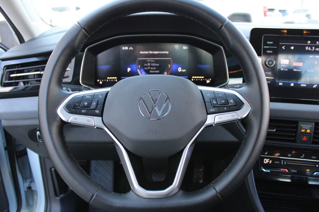 Used 2025 Volkswagen Jetta SE w/ Sunroof Package image 11