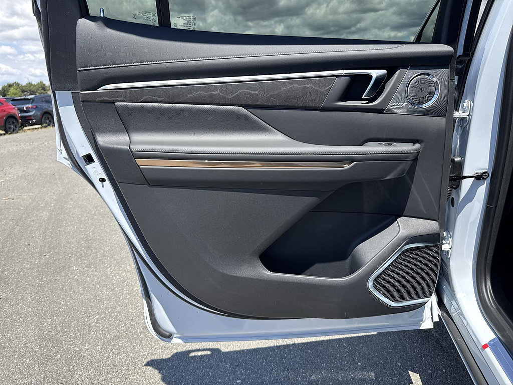 New 2026 Buick Enclave Avenir w/ Super Cruise Package FWD image 24