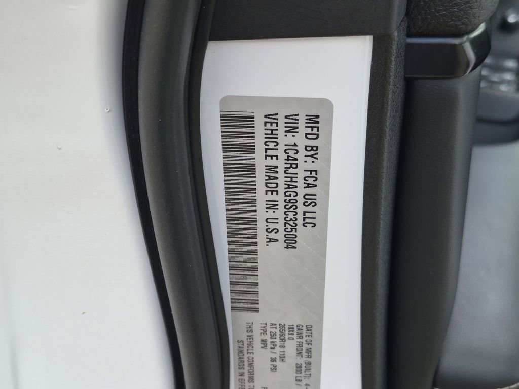 Used 2025 Jeep Grand Cherokee Altitude AWD/4WD image 30