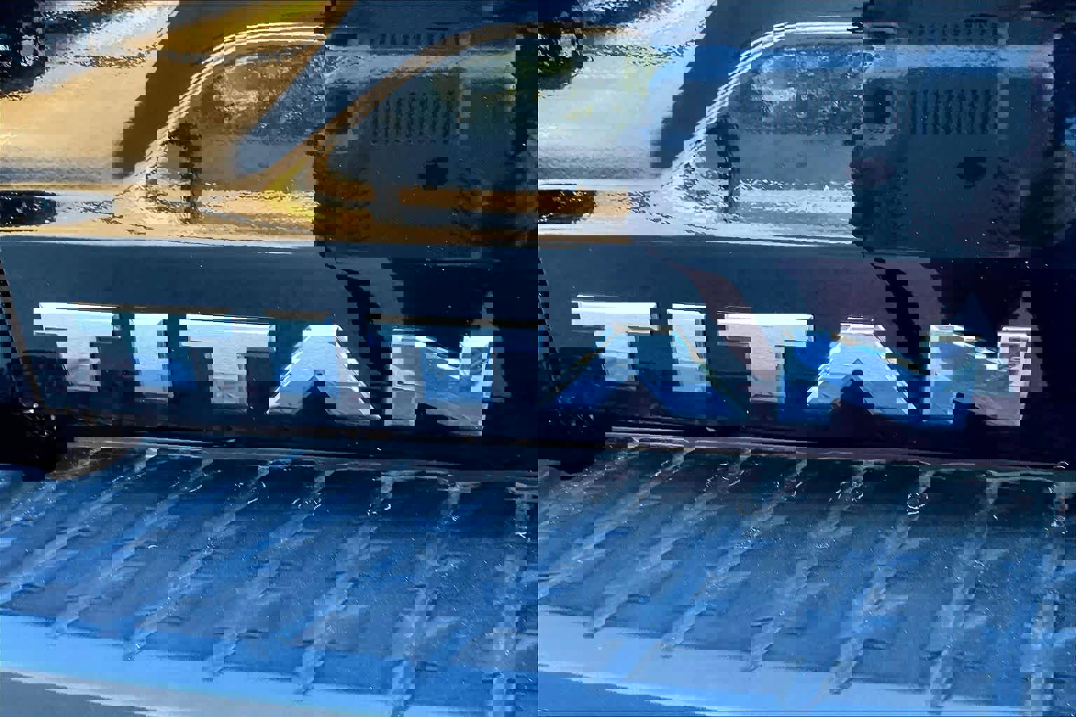 Used 2022 Nissan Titan SV image 9