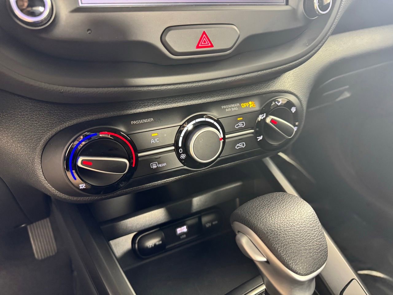 Used 2025 Kia Soul LX w/ LX Technology Package FWD image 23