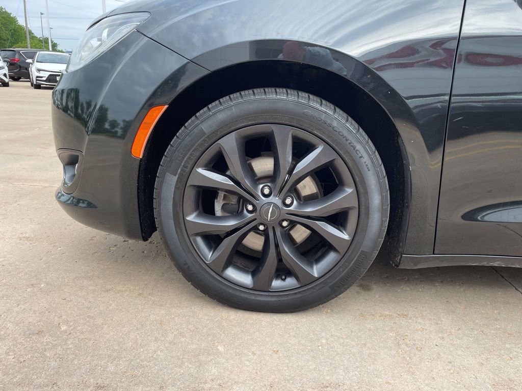 Used 2018 Chrysler Pacifica Touring-L Plus FWD image 17