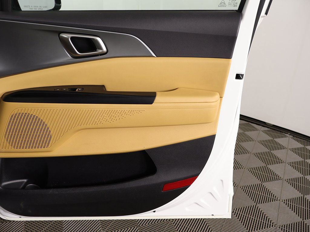 Used 2024 Kia Carnival LX image 21