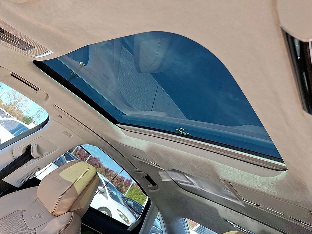 Used 2020 Audi S8 L w/ S8 Executive Package image 11