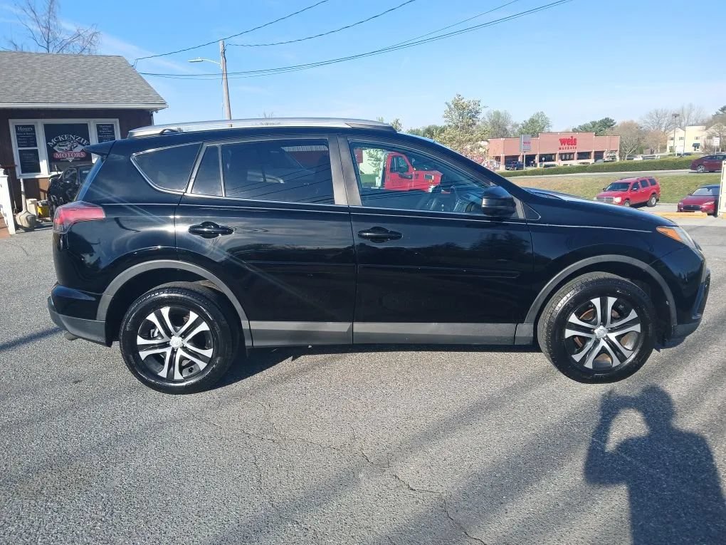 Used 2016 Toyota RAV4 LE FWD image 4
