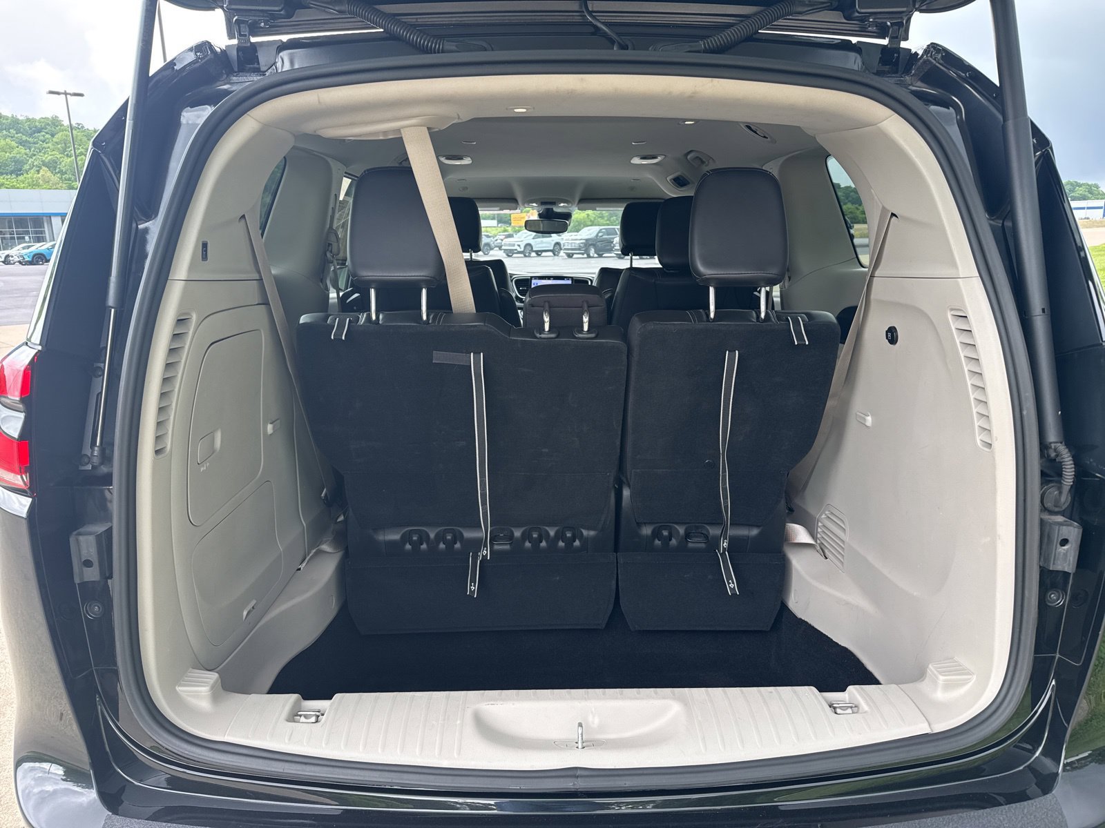 Used 2024 Chrysler Pacifica Limited FWD image 15
