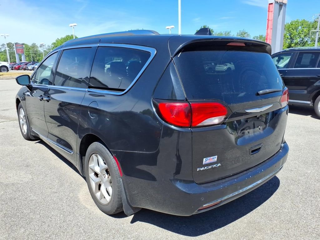 Used 2017 Chrysler Pacifica Touring-L Plus w/ Tire & Wheel Group FWD image 4