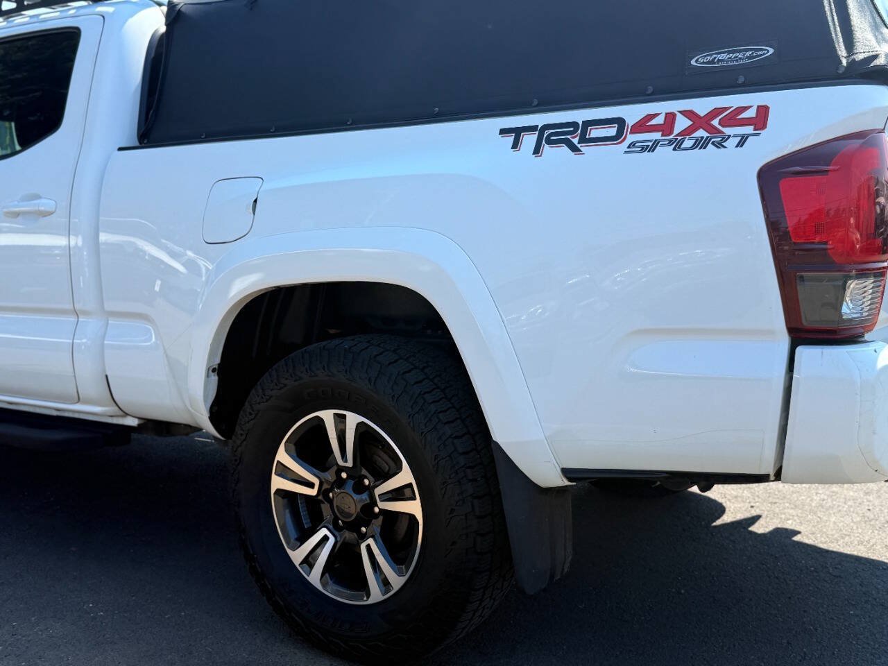 Used 2019 Toyota Tacoma TRD Sport w/ TRD Premium Sport Package AWD/4WD image 18