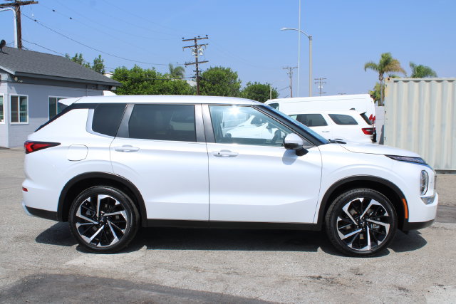 Used 2024 Mitsubishi Outlander SE AWD/4WD image 3