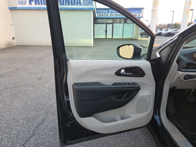 Used 2023 Chrysler Pacifica Limited image 14