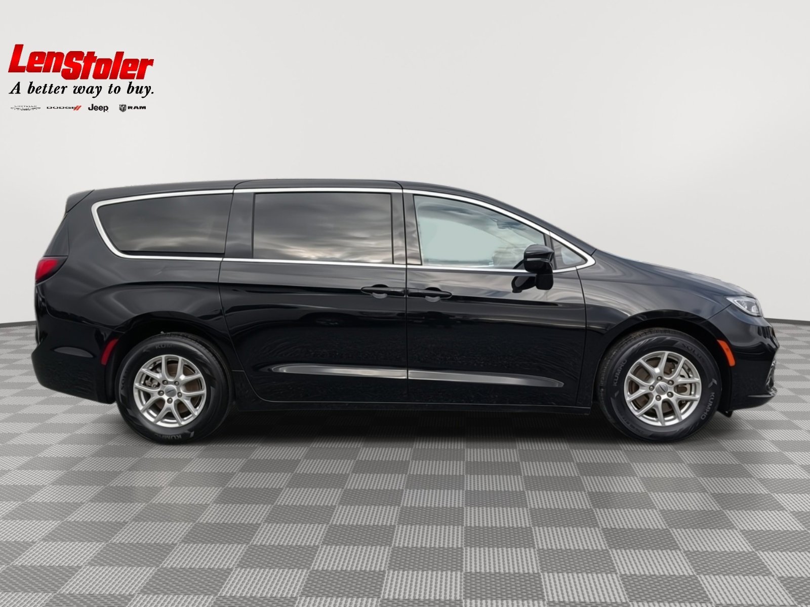 Used 2024 Chrysler Pacifica Touring-L image 6