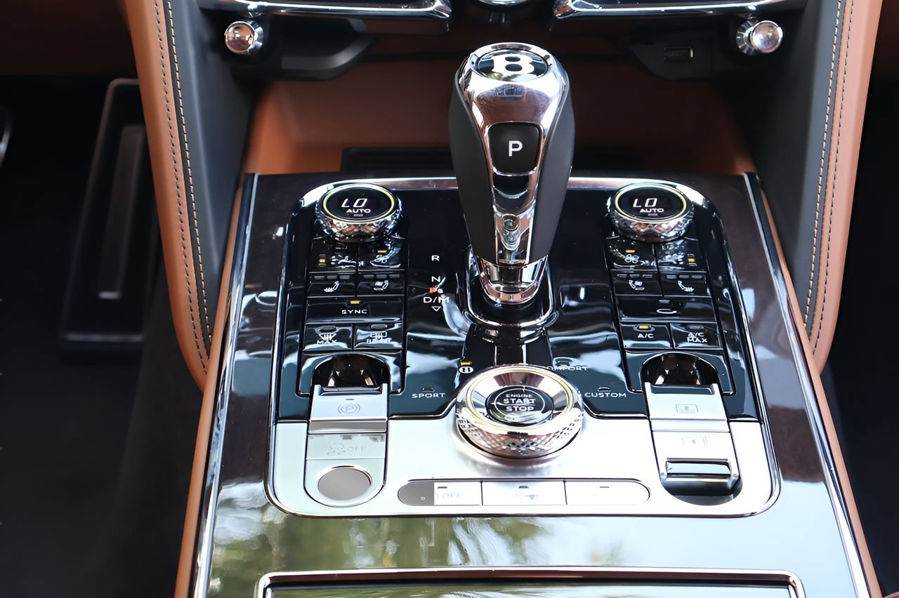 Used 2024 Bentley Flying Spur V8 AWD/4WD image 21