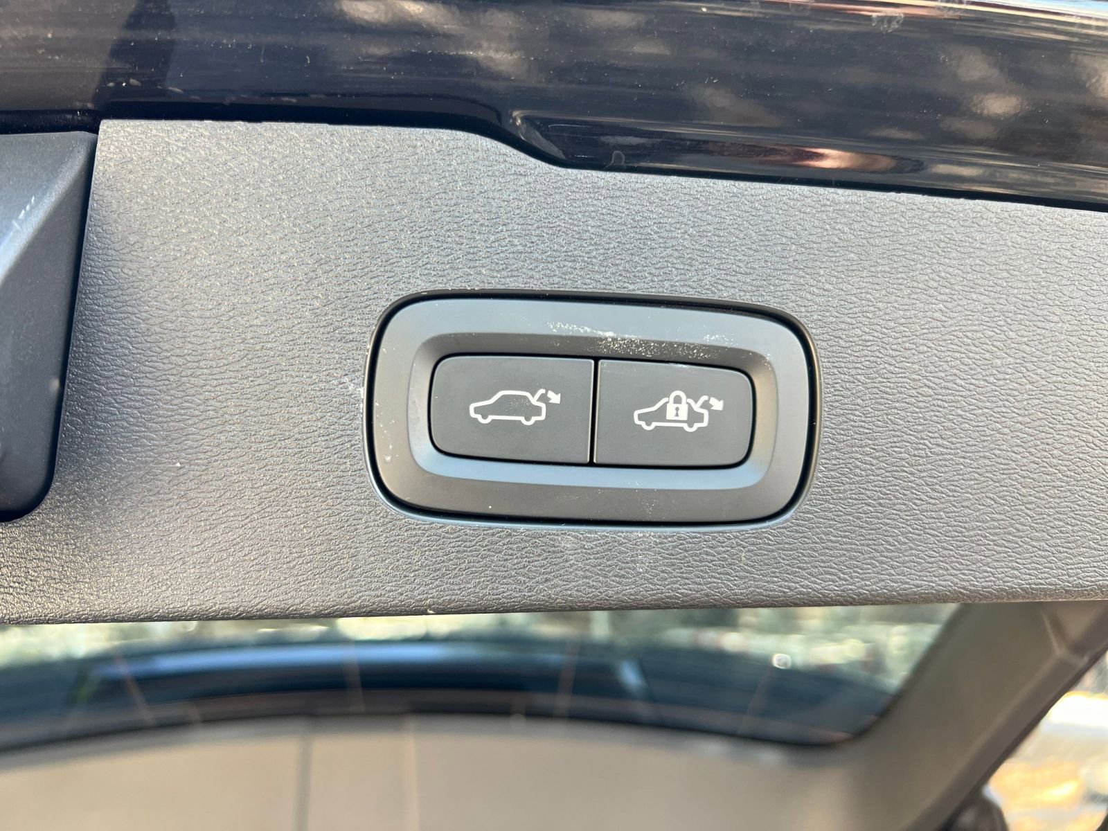 Used 2025 Volvo V60 B5 Cross Country Plus image 22