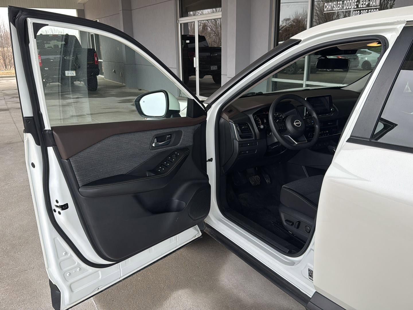 Used 2023 Nissan Rogue SV image 11