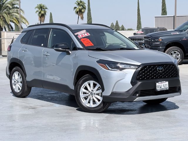 Used 2025 Toyota Corolla Cross LE FWD image 2