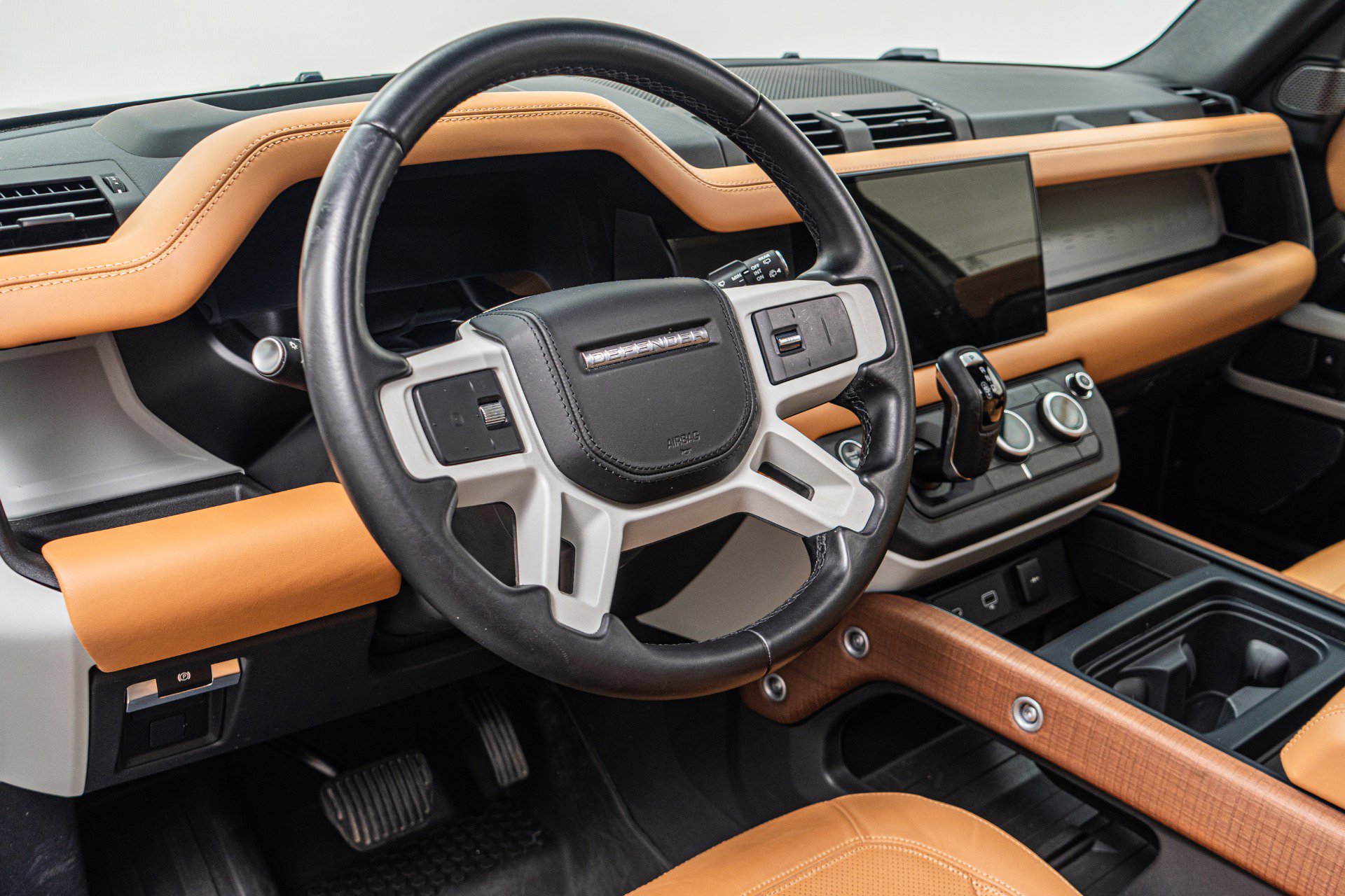 Used 2024 Land Rover Defender 110 SE image 13