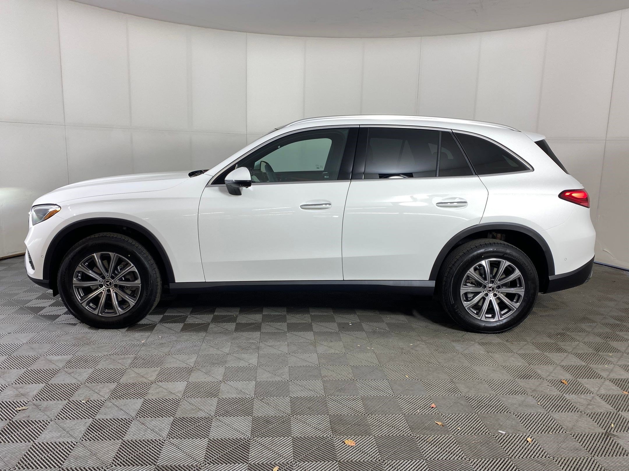 Used 2026 Mercedes-Benz GLC 300 4MATIC image 2