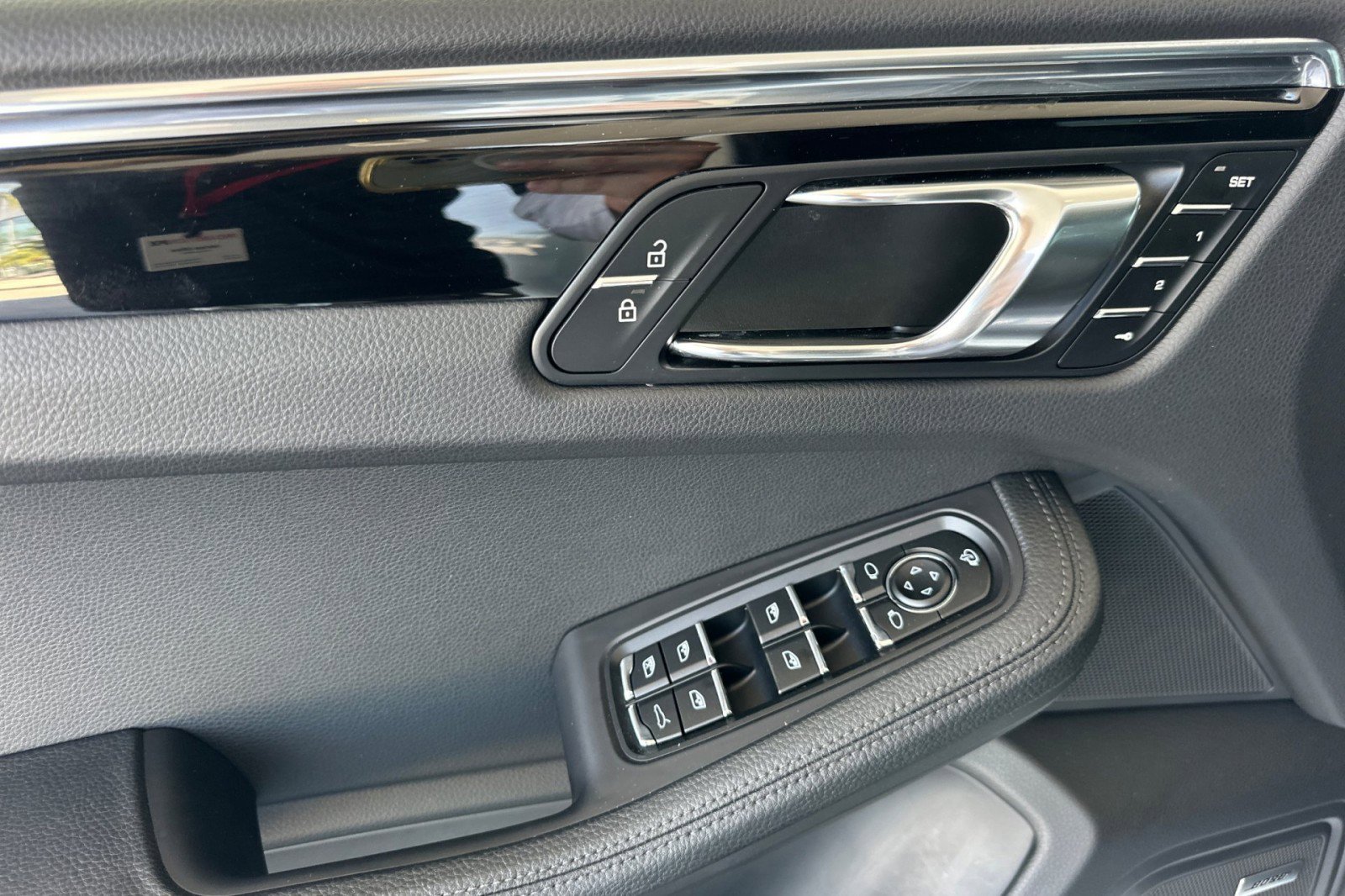 Certified 2024 Porsche Macan image 12