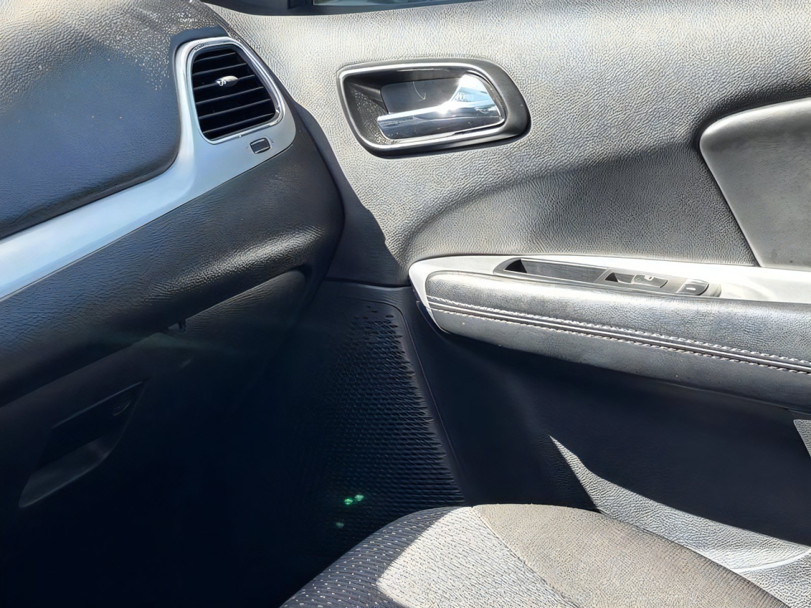 Used 2020 Dodge Journey SE FWD image 19