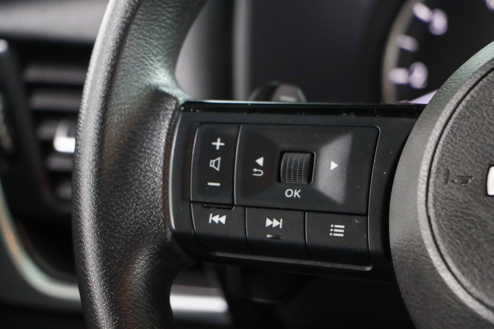 Used 2023 Nissan Rogue SV FWD image 13