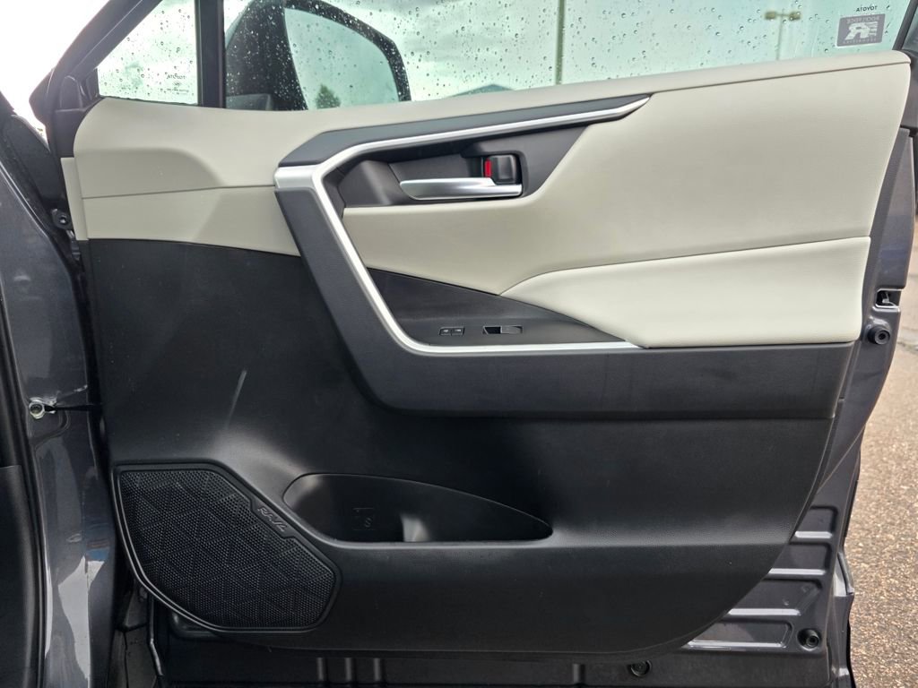 Used 2025 Toyota RAV4 XLE Premium image 31