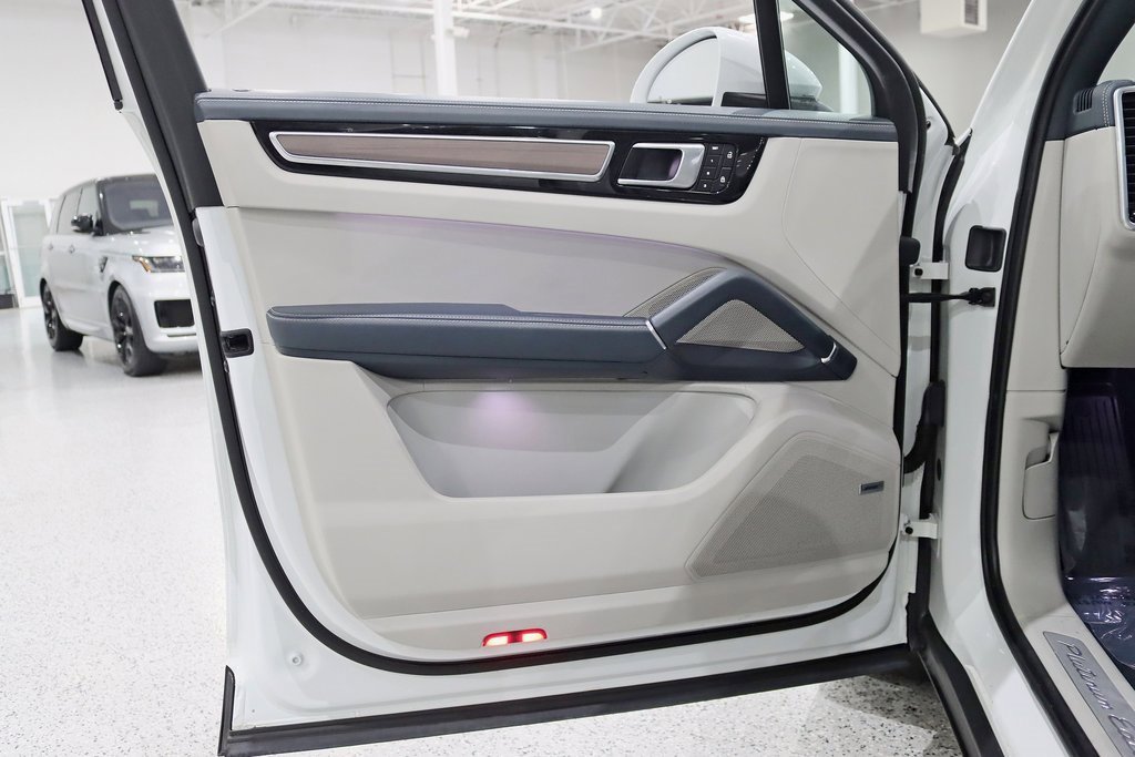 Used 2023 Porsche Cayenne Platinum Edition image 34