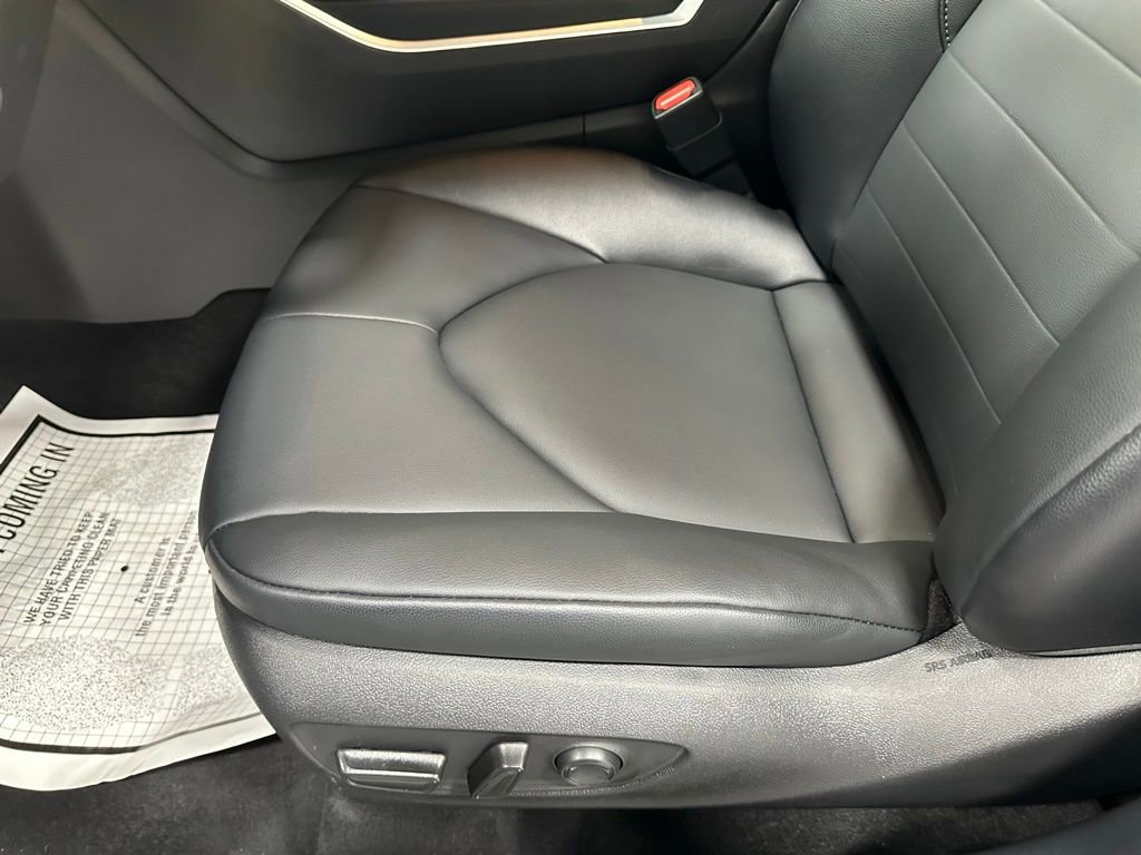 Used 2025 Toyota Highlander XLE AWD/4WD image 13