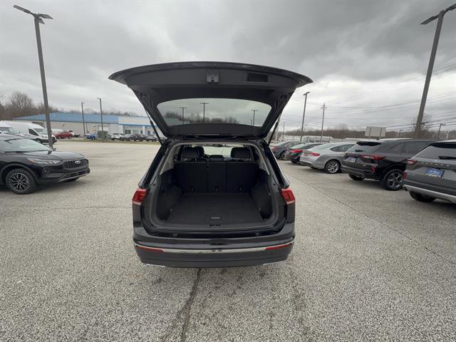 Used 2021 Volkswagen Tiguan SE w/ Panoramic Sunroof Package image 5