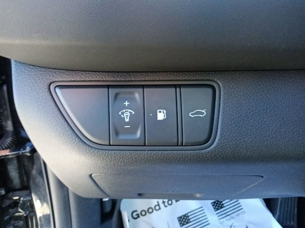 Used 2025 Genesis G70 2.5T image 17