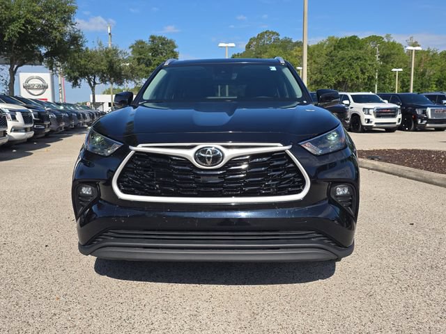Used 2024 Toyota Highlander XLE AWD/4WD image 3