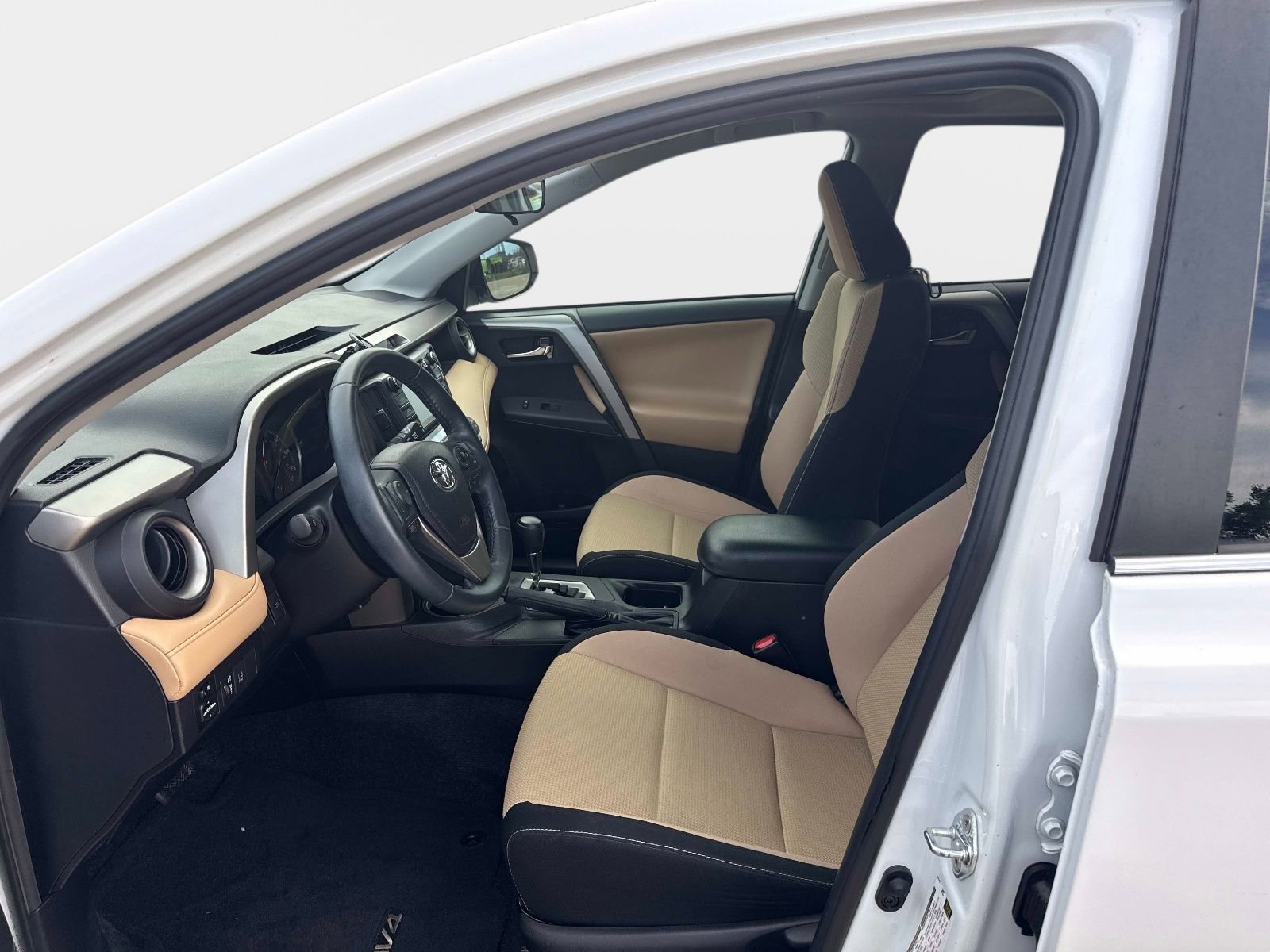 Used 2018 Toyota RAV4 XLE FWD image 19