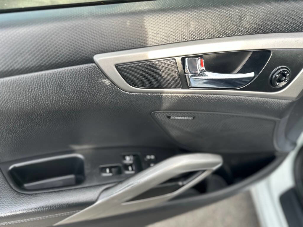 Used 2013 Hyundai Veloster w/ Tech Pkg image 12