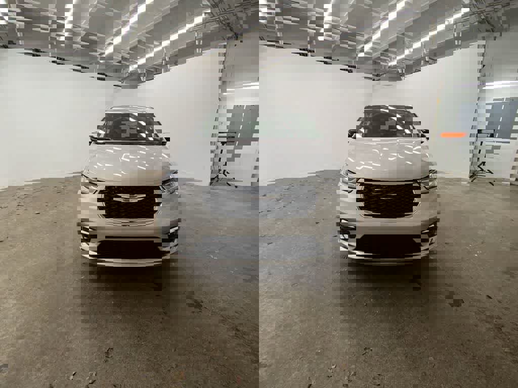 Used 2024 Chrysler Pacifica Touring-L image 9