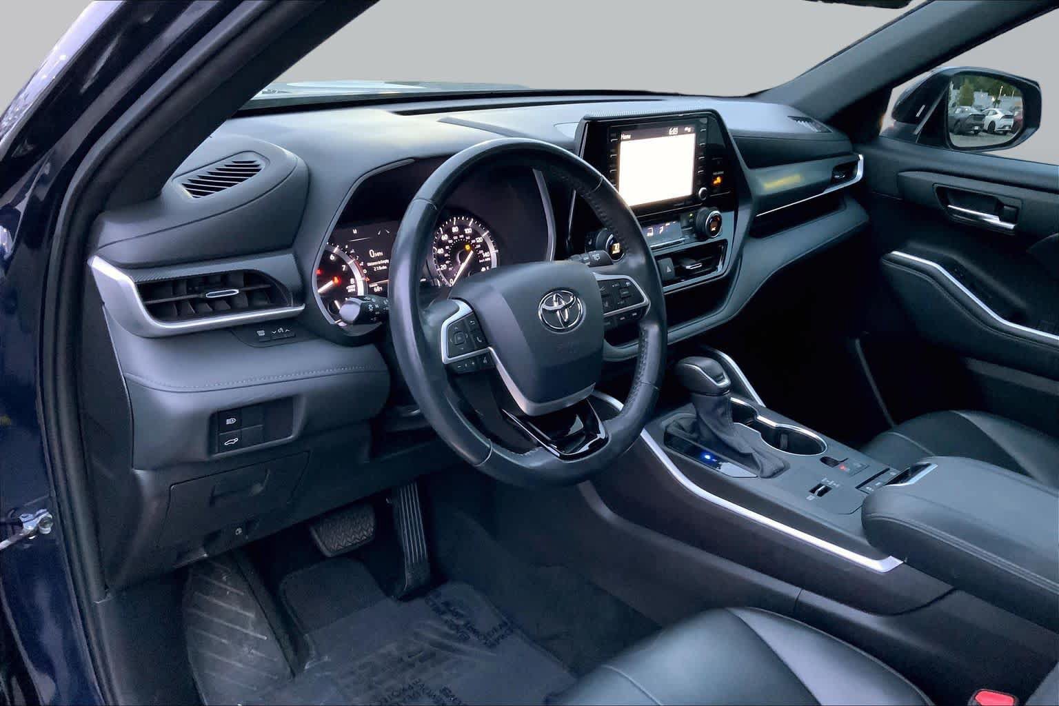 Used 2022 Toyota Highlander XSE FWD image 32