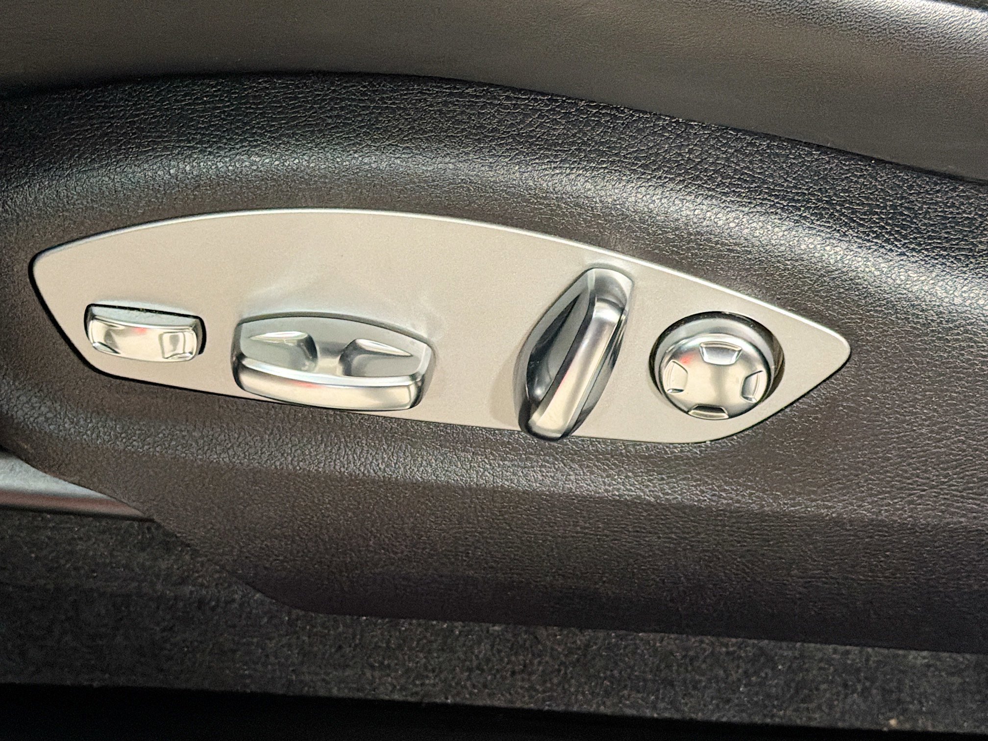 Certified 2022 Porsche Macan S AWD/4WD image 25